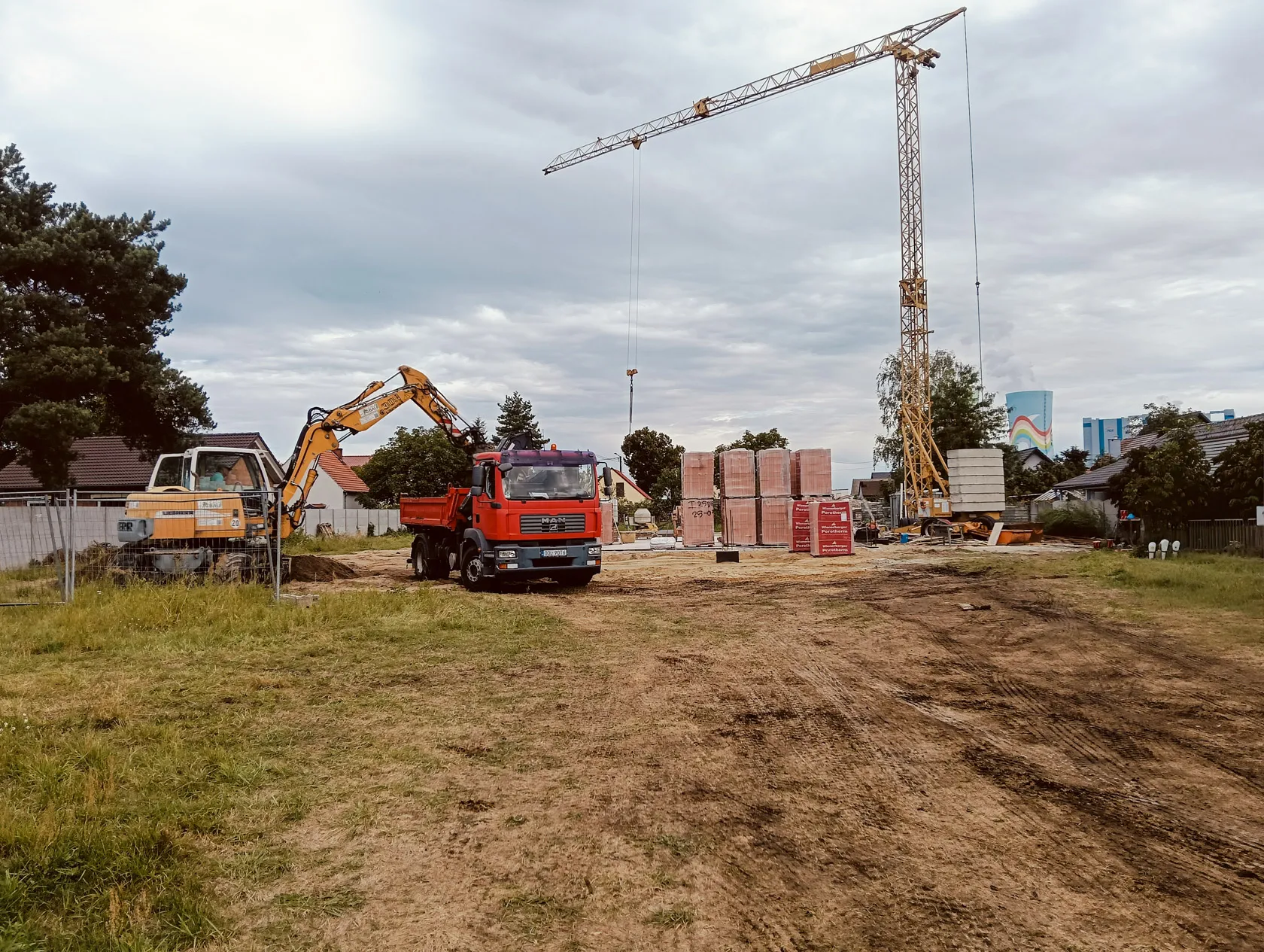 Żuraw wieżowy i maszyny budowlane Prokran na placu inwestycji